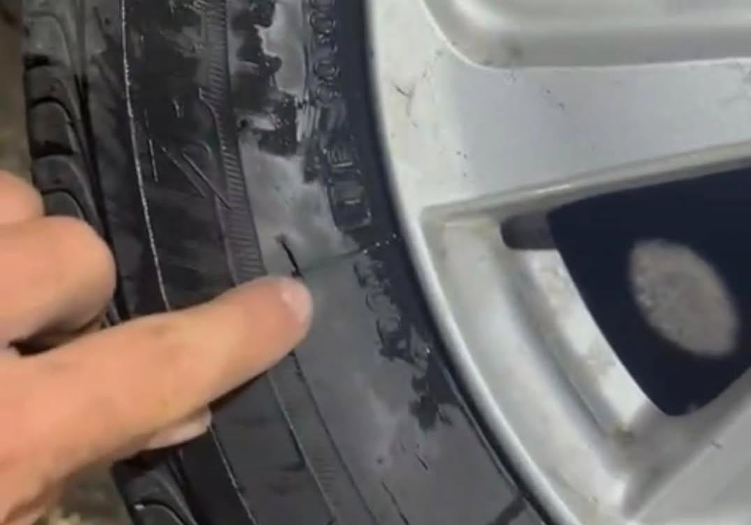 Llantas del vehículo fueron dañadas con objetos punzocortantes.