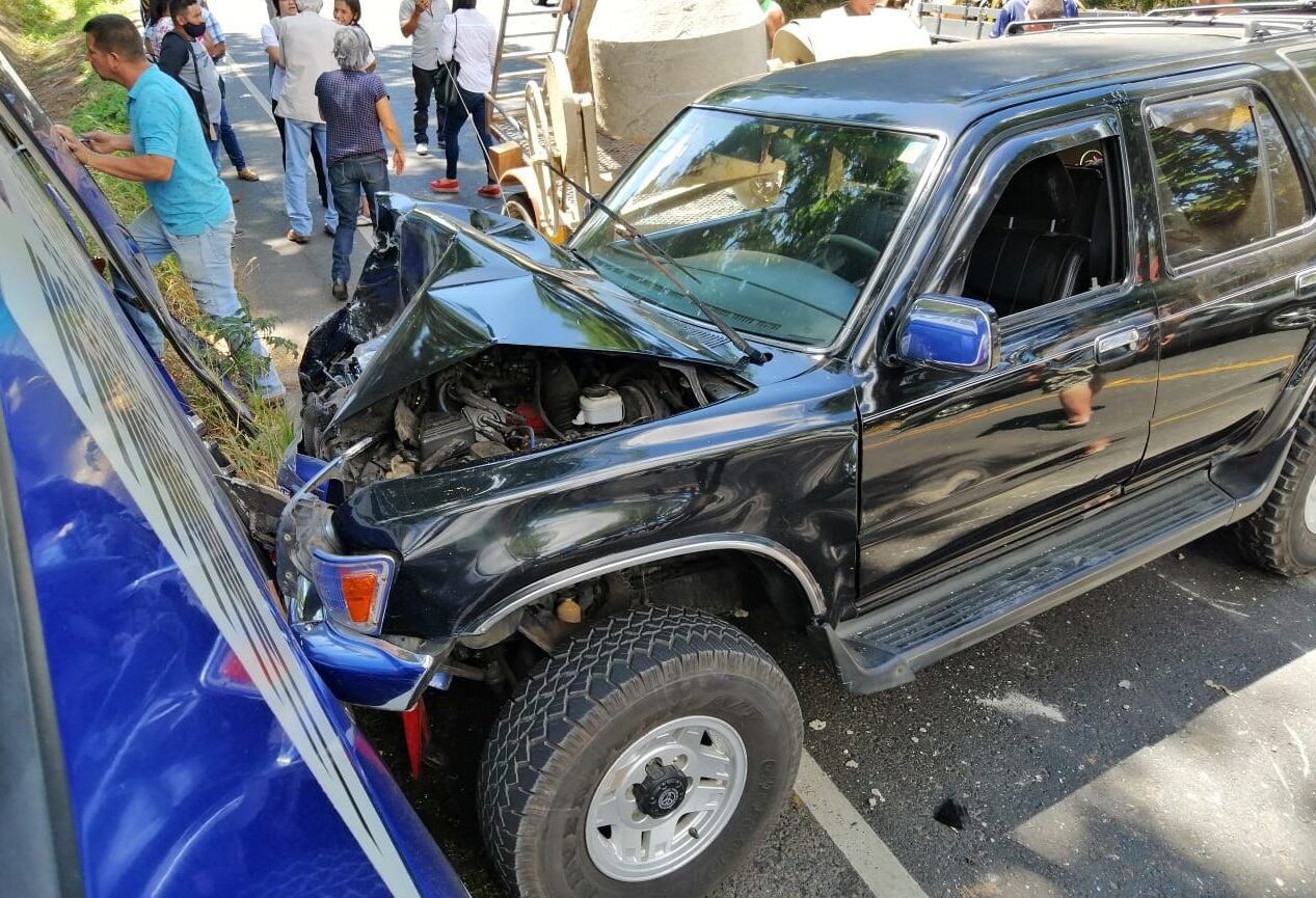 Choque entre bus y dos carros deja 8 heridos en Palmares. Foto Cortesía.