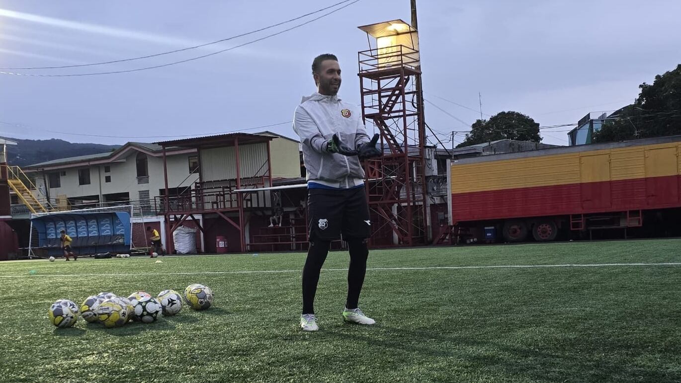 El portero Adrián de Lemos es preparador de porteros en el Herediano. Cortesía.