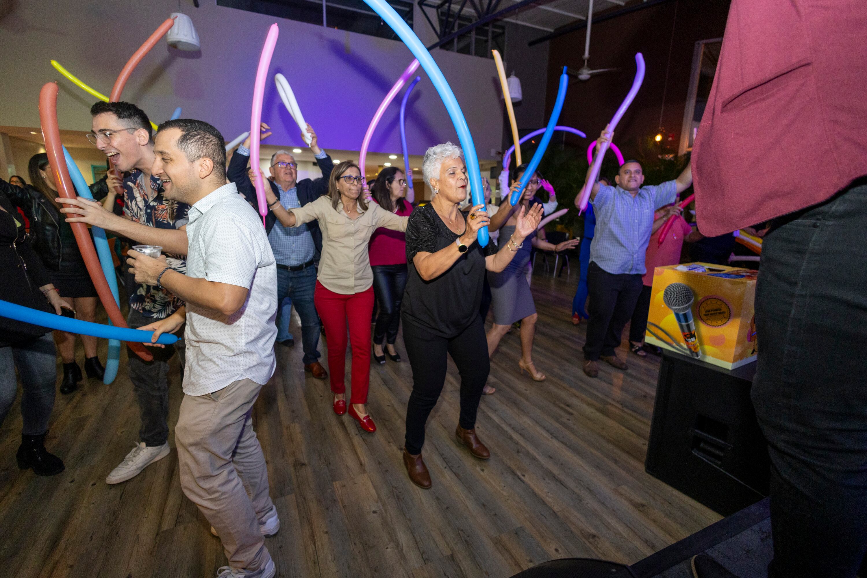 13/10/2024, San José, Grupo Nación, celebración del aniversario numero 18 del periódico La Teja, empleados y lectores reunidos para la celebración.