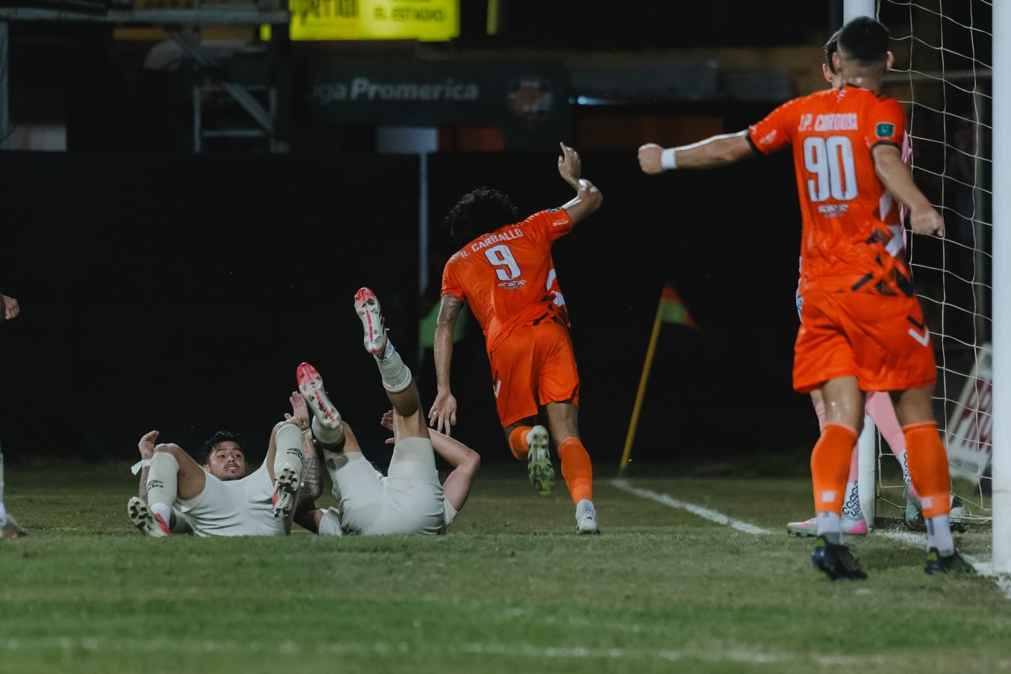 A Renzo Carballo se le invalidó un gol luego de la intervención del VAR en el partido entre Puntarenas FC y Liga Deportiva Alajuelense.