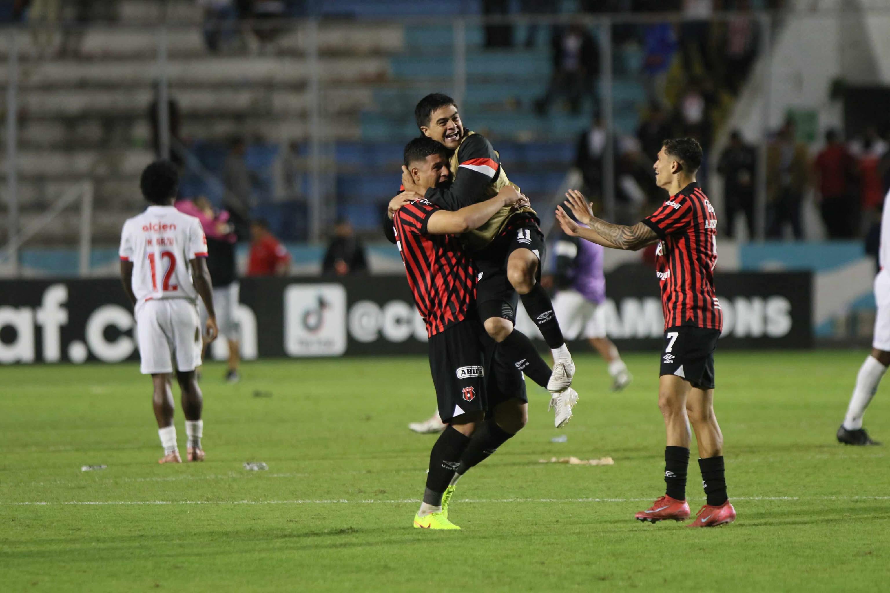 Liga Deportiva Alajuelense festejó en Honduras su clasificación a la final de la Copa Centroamericana de Concacaf.