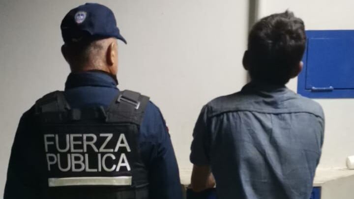 Andar con una moto sin placas llevó a la Fuerza Pública a dar con un supuesto ladrón de cable telefónico de apellido Madrigal, en Sarapiquí. Foto:MSP