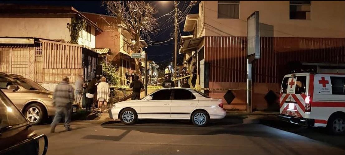 Dos hombres murieron entre la noche del sábado 10 de mayo y la madrugada del domingo 11. Uno fue asesinado de dos balazos en la cabeza tras una riña en Hatillo 8, y el otro falleció por dos disparos en La Aurora de Heredia. La imagen corresponde al crimen en Hatillo.