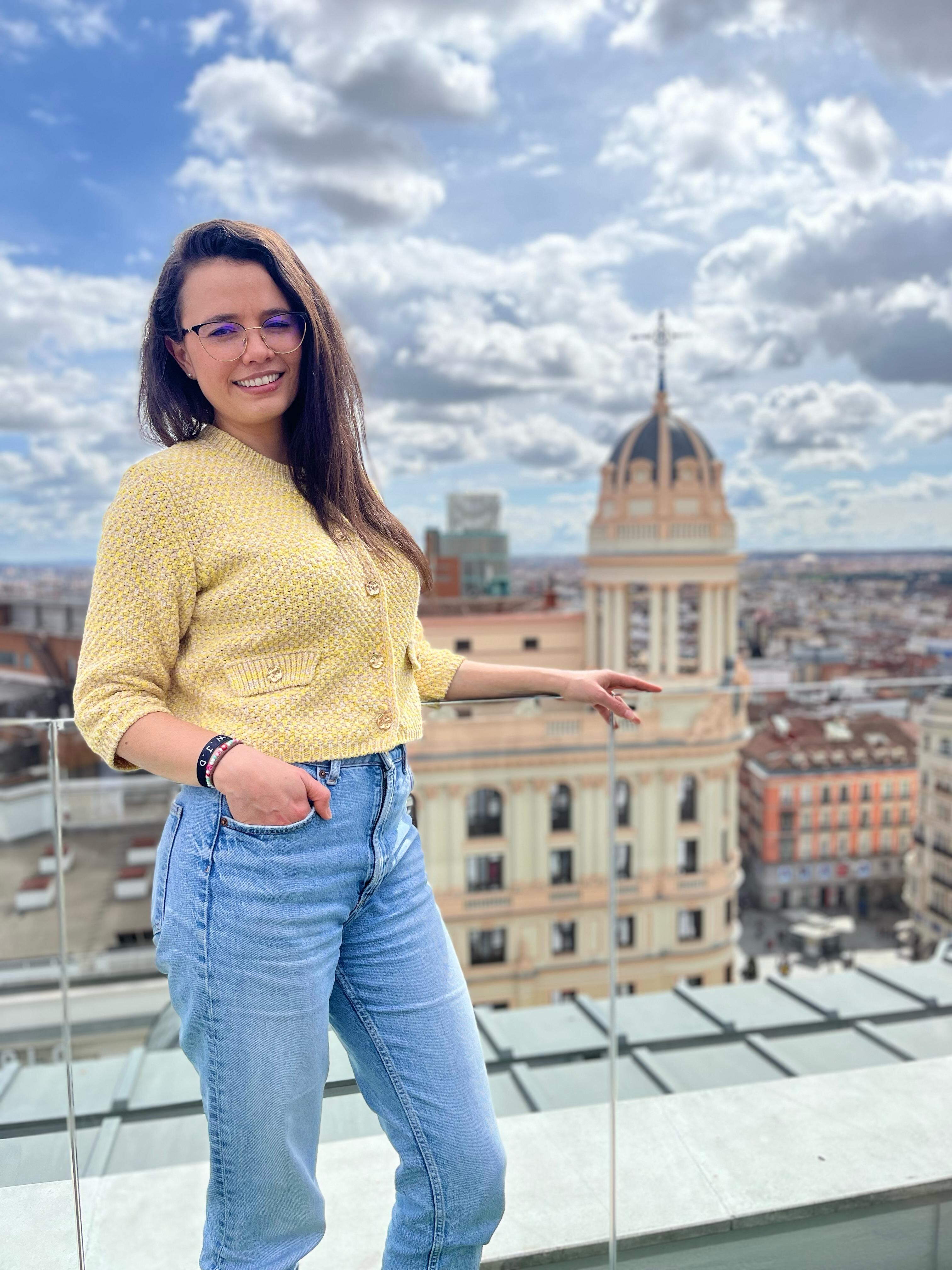 María Fernanda Quirós es una periodista herediana que tiene 33 años, vive en España desde hace cuatro años y jamás imaginó que, a 8 mil kilómetros de su natal San Antonio de Belén, viviría una experiencia que la desconectaría, realmente, del mundo entero