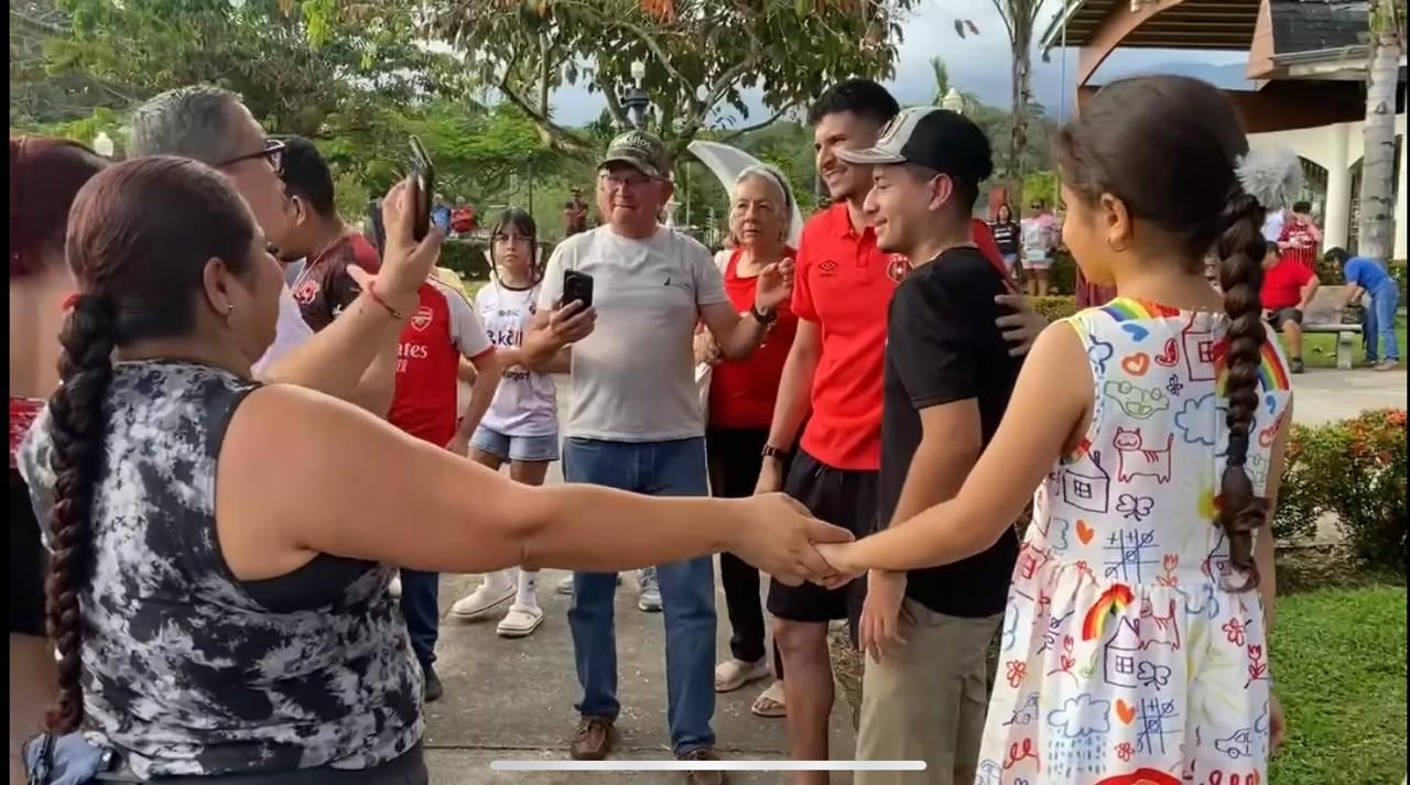 Bayron Mora fue recibido a lo grande en el Parque de Ciudad Neily tras salir campeón con Alajuelense.
