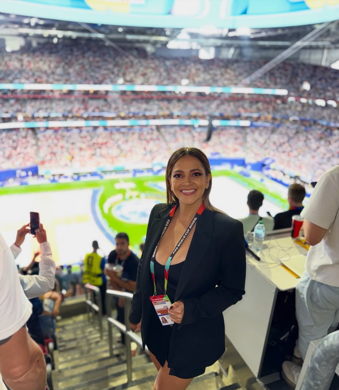 Periodista Gabriela Jiménez durante la cobertura del Mundial 2026. Cortesía
