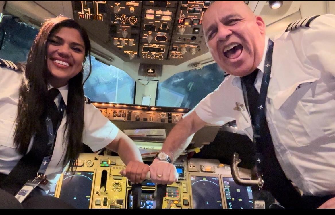 Andrea Campos es una piloto tica que está a puntos de volar un avión conocido como La Reina de los Cielos