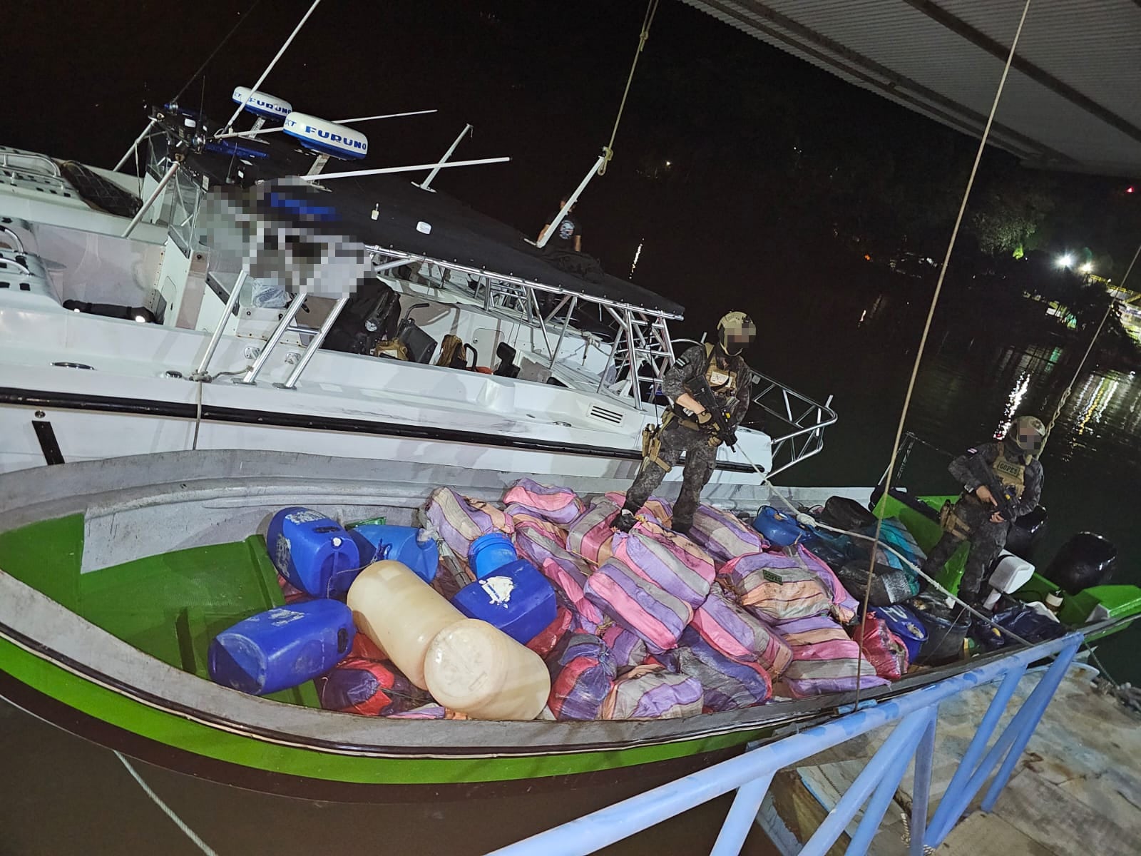 Los dos sujetos que viajaban en la embarcación trataron de darse a la fuga. Foto MSP.