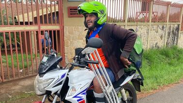 Reparte comida en moto y usando muletas porque “hay muchas facturas que pagar”