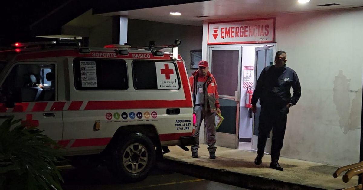 Un hombre de 28 años falleció la noche de este jueves en Pital de San Carlos luego de colisionar de frente con un vehículo. La víctima conducía una motocicleta y viajaba acompañado de un menor de 15 años, quien requirió traslado en condición grave al Hospital de San Carlos. (Foto: suministrada por Edgar Chinchilla, corresponsal GN)