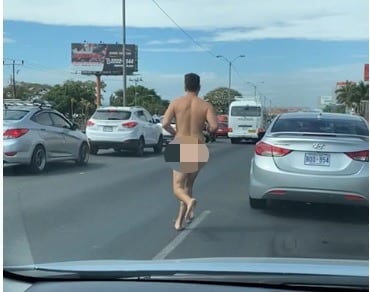 Detienen a hombre que corría desnudo por la autopista General Cañas. Foto cortesía.