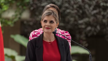 Expertos aplauden proyectos fiscales presentados por gobierno de Laura Fernández, pero hacen serias advertencias