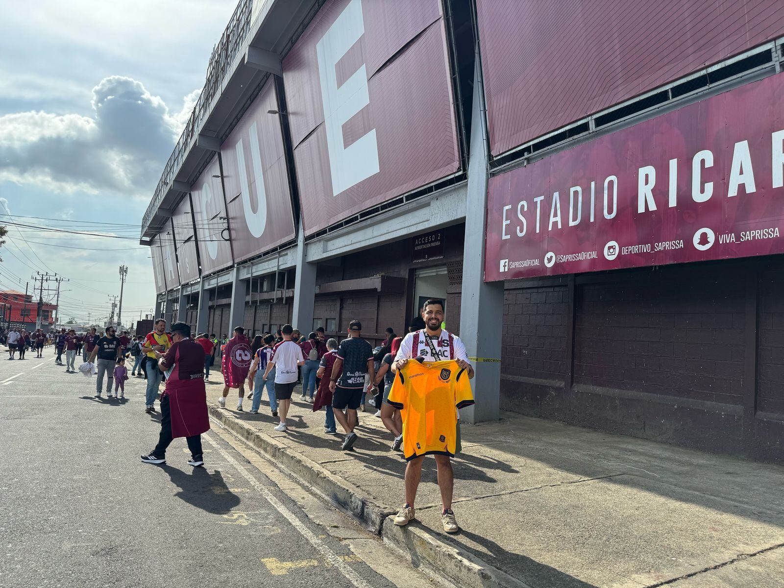 Joel Alvarado vino a Costa Rica para visitar el estadio Saprissa y tuvo una experiencia única en Tiquicia. Joseph Fonseca.