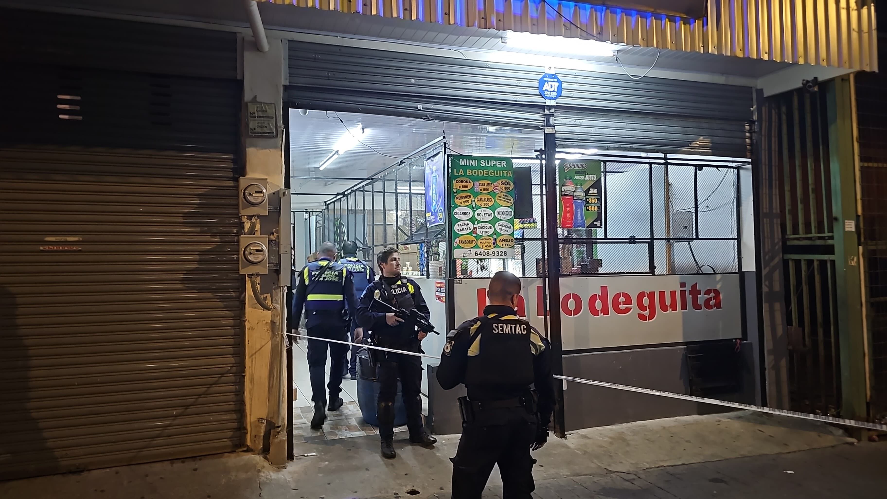 Oficiales de la Policía Municipal le salvaron la vida a un hombre y descubrieron otro grave delito que ocurría en San José centro. Foto: Policía Municipal