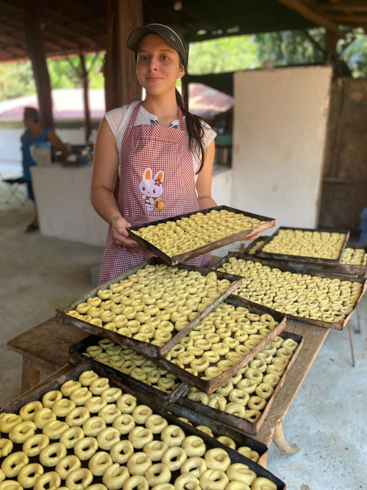 Para Semana Santa, nunca faltan dos cosas en la mesa de doña Lidiette Vásquez Contreras: el rosario y las rosquillas que le recuerdan sus tiempos de güila cuando su madre, doña Eva Contreras, mandaba a pelar las mazorcas de maíz, en playa Potrero de Santa Cruz de Guanacaste. En la foto, la nieta Daniela Salazar Cantero