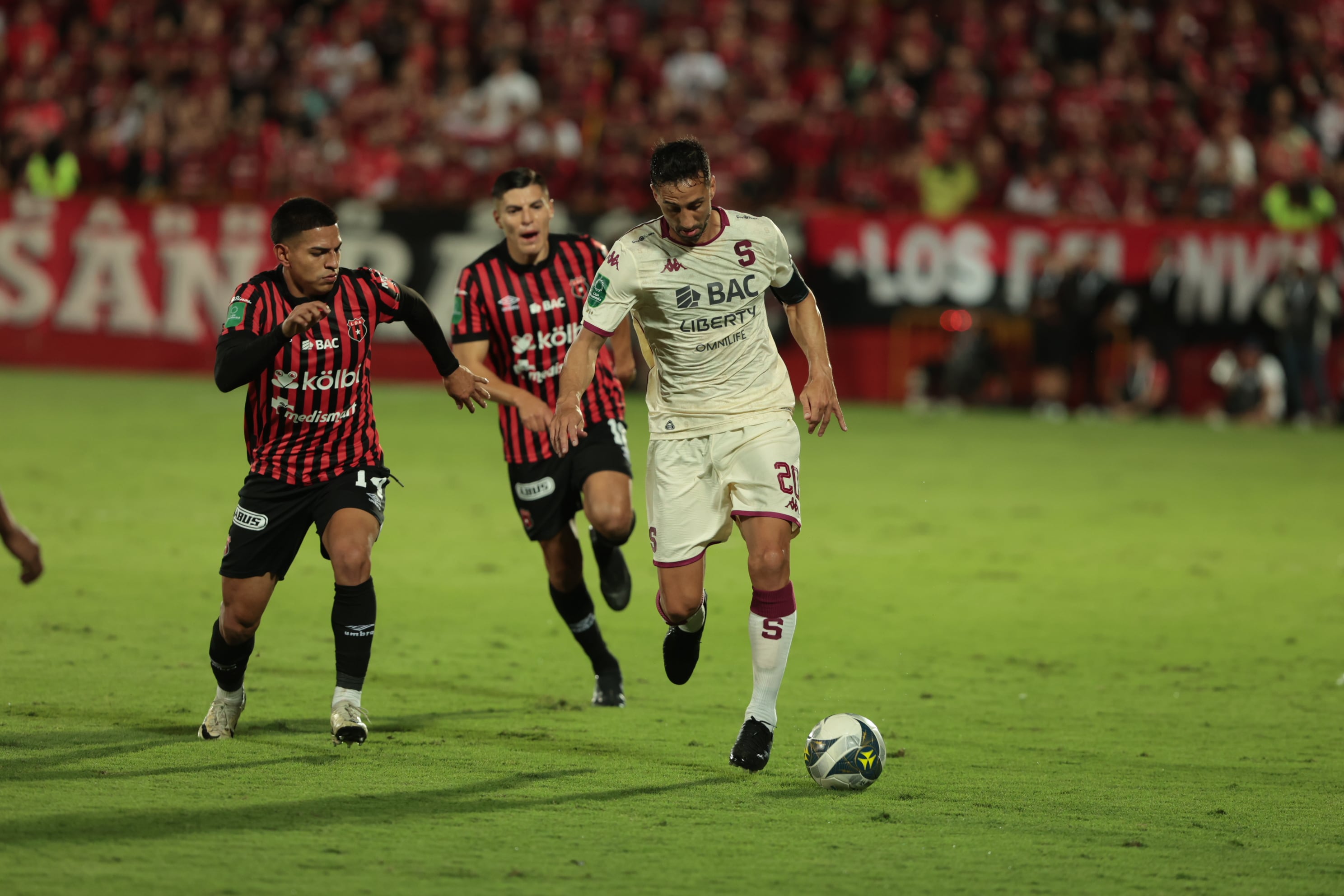 20/12/2025/ partido de ida entre Liga Deportiva Alajuelense vs Saprissa por el partido de vuelta de la final del Torneo apertura de la Liga Promerica 2025 en el estadio Alejandro Morera Soto / foto John Durán