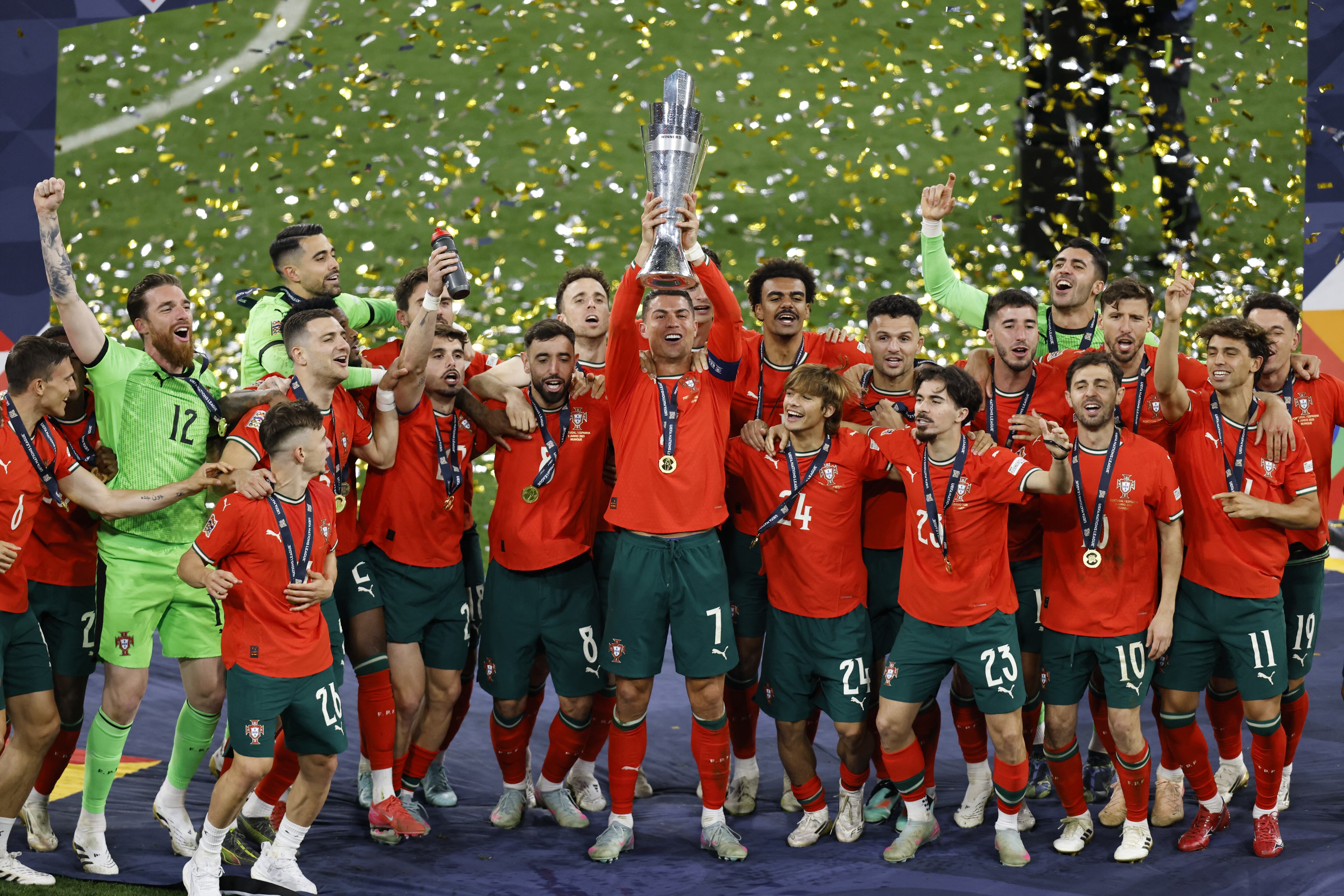 El delantero de Portugal, Cristiano Ronaldo, con el dorsal número 07, alzó el trofeo tras ganar la final de la UEFA Nations League contra España en Múnich, sur de Alemania, el 8 de junio de 2025.