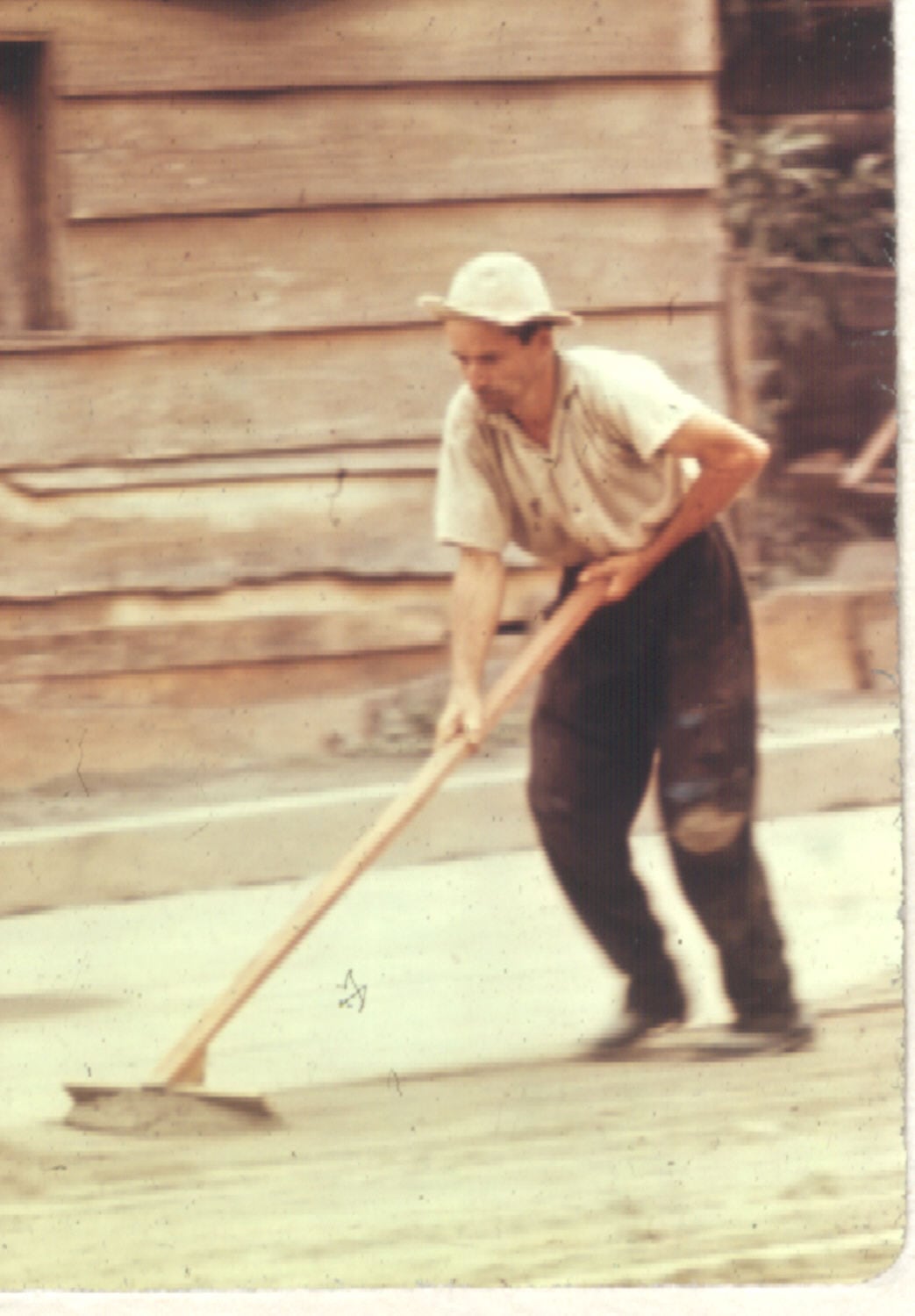 El 29 de julio de 1968 lo que se creía era el cerro Arenal explotó y demostró que lejos de ser un cerro era un volcán, el volcán Arenal, en esa explosión perdieron la vida más de 80 personas y quedaron sepultados los pueblos de Tabacón, Pueblo Nuevo y San Luis.