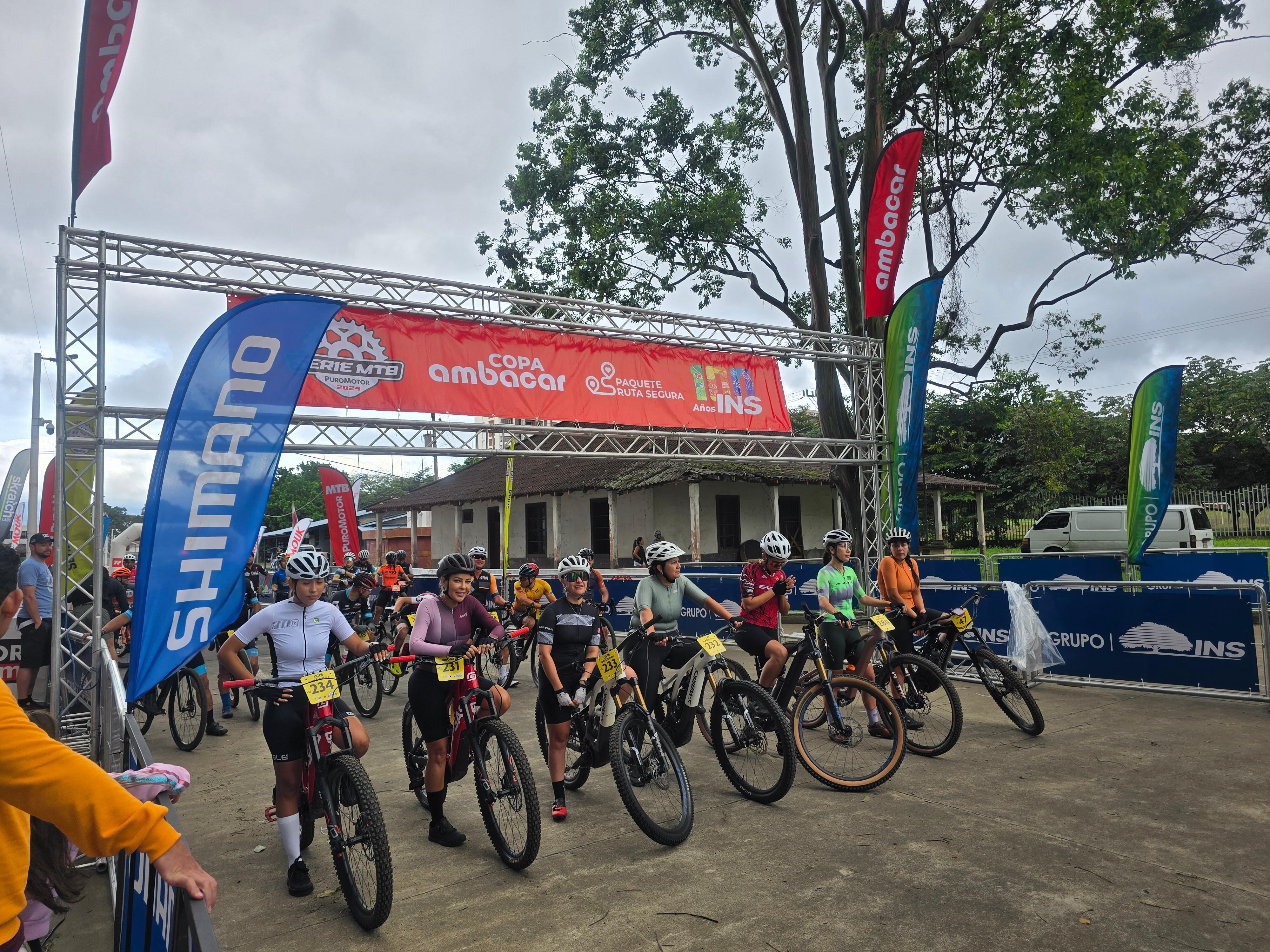 Andrea Salas y Kimberly Navas, hermana de Keylor Navas participaron en la carrera Serie CR MTB, Foto: MTB Puro Motor