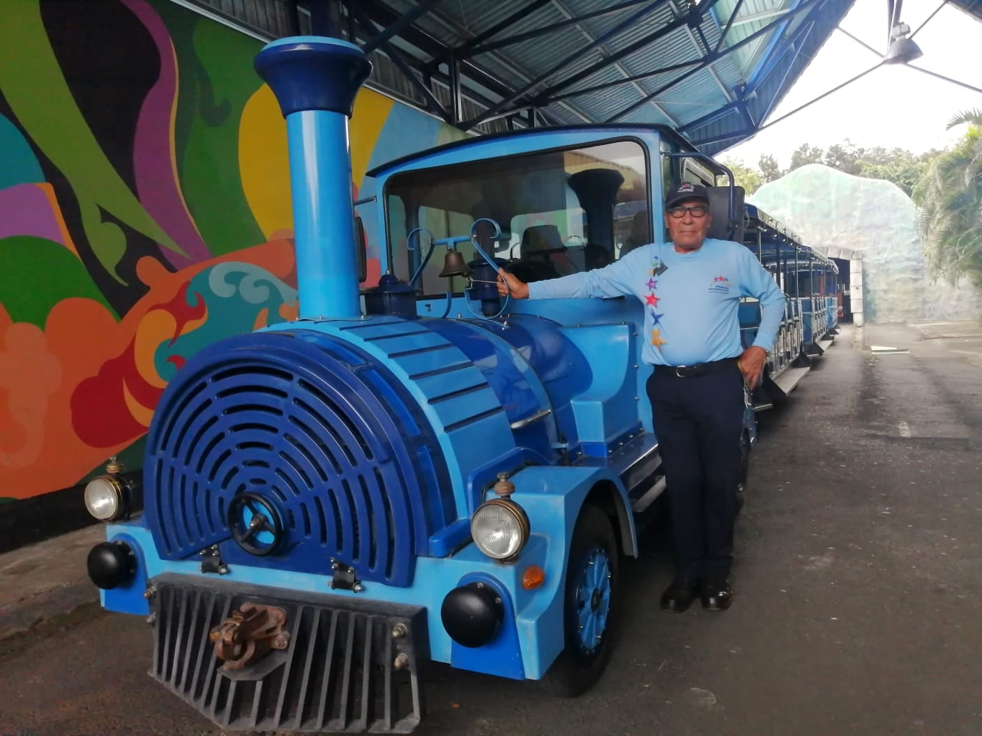 El 1 de diciembre, y después de 20 meses cerrado por la pandemia, el Parque Nacional de Diversiones reabre sus puertas al público, bajo estrictos protocolos higiénicos; el 17 de noviembre los visitamos para ver los avances en la puesta a punto de las 30 atracciones. En la foto, don José Lombardo Ramírez Arrieta, adulto mayor que trabaja como maquinista en el Parque de Diversiones.