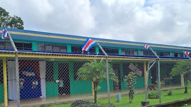 Estudiantes cruzan la frontera de Nicaragua para ir a la escuela en Costa Rica