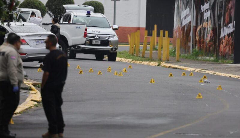 Los muchachos de apellidos Amador, Castro y Arroyo, de 18 años murieron al recibir múltiples impactos de bala, yendo hacia el centro comercial El Pueblo, en San Francisco de Goicoechea. Foto: Cortesía para La Teja