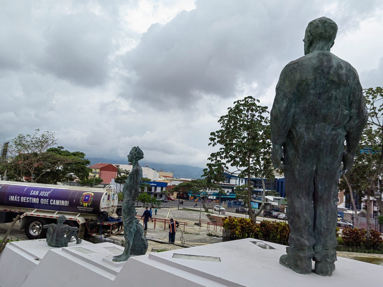 La Plaza de la Democracia recibió una muy buena maquillada a partir del 5 de mayo del 2022 para el traspaso de poderes del 8 de mayo cuando Rodrigo Chaves Robles reciba la banda presidencia de Carlos Alvarado