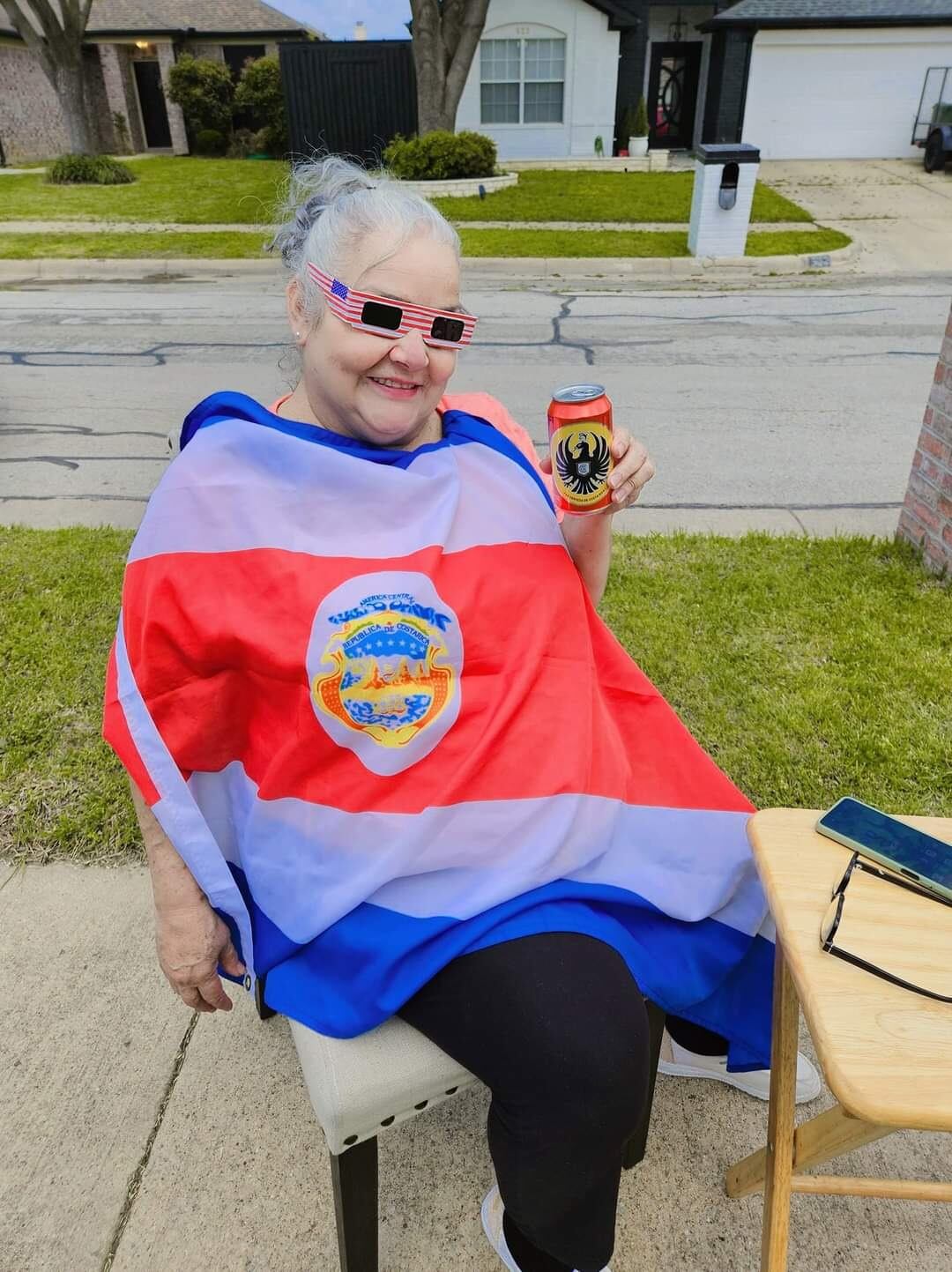 Karla Clark, nicoyana de la pura cepa, armó tremendo fiestón hasta con carne asada enfrente de su casa para disfrutar en familia el eclipse total de sol en Arlington, Texas, Estados Unidos.