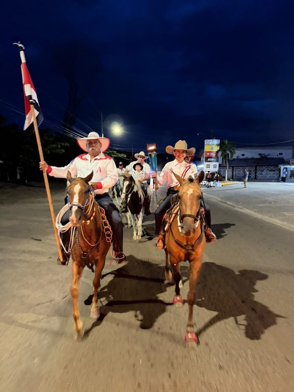 La Antorcha de la Independencia no se detiene. Ingresó a Costa Rica el pasado domingo 13 de setiembre a eso de las 10 de la mañana y sigue avanzando alegre y patrióticamente por todo el país el 14 de setiembre