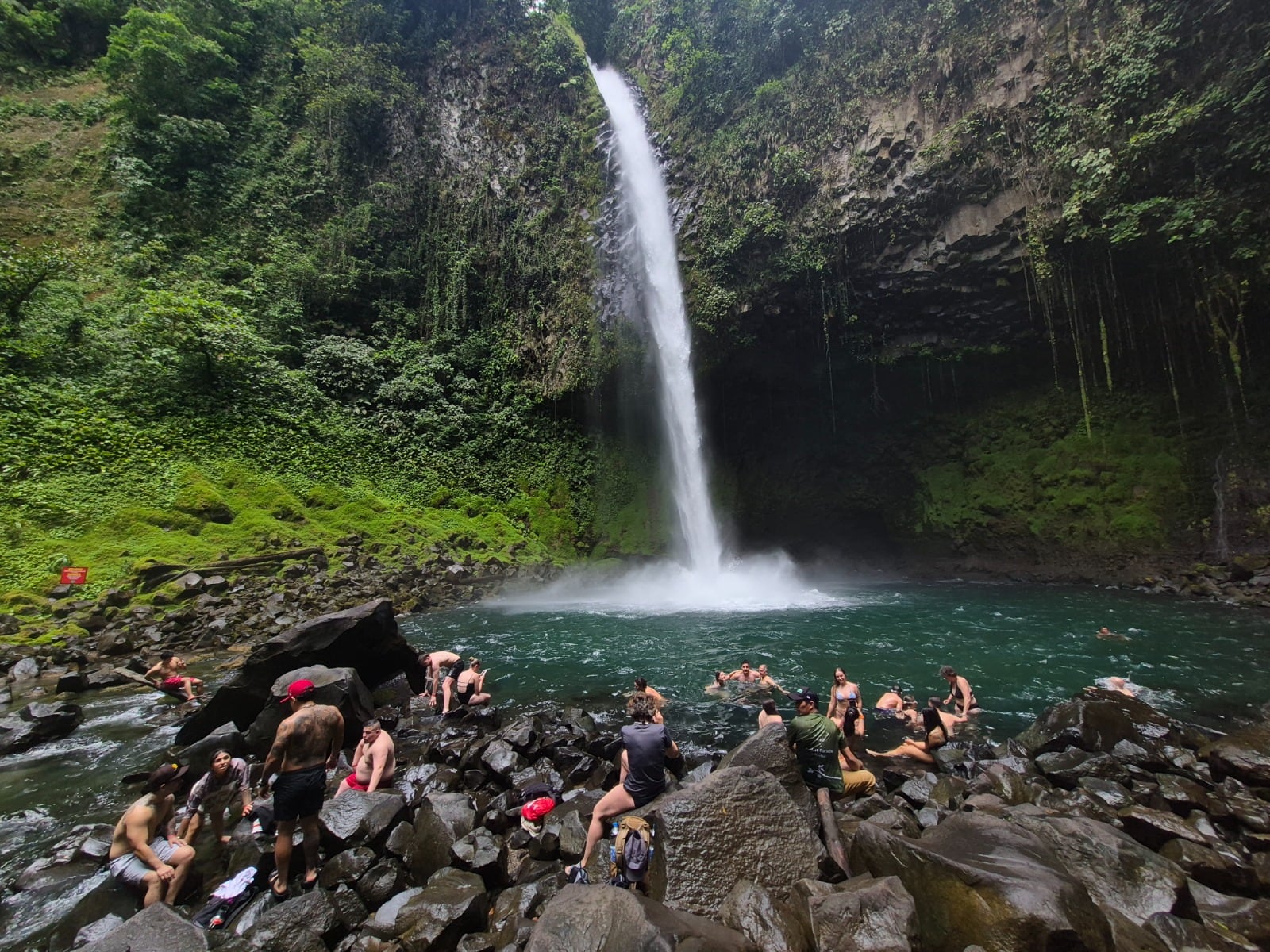 La famosa Catarata Río La Fortuna, ubicada en San Carlos, acaba de entrar por primera vez al exclusivo grupo del 1% de los mejores destinos turísticos del mundo, reconocimiento otorgado por la plataforma Tripadvisor dentro de los premios “Travelers’ Choice Best of the Best 2026”.