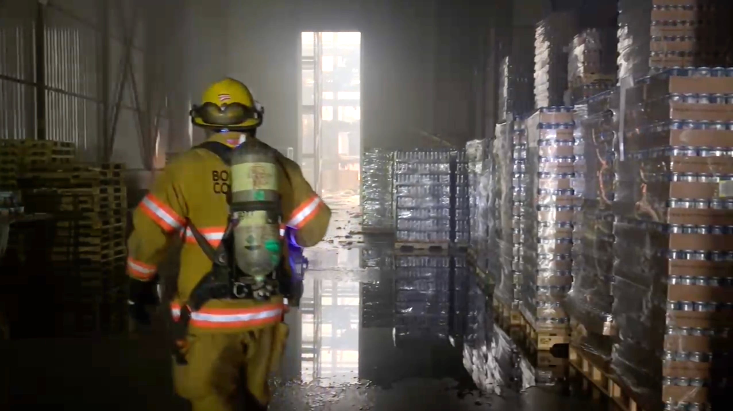 Bomberos de Costa Rica informó que su trabajo previno la pérdida de 30 millones de latas de cerveza en incendio en Desamparados. Fotografía: