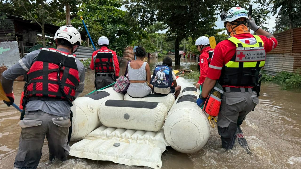 La Comisión Nacional de Emergencias (CNE) declaró alerta naranja ante el paso de la onda tropical #35, que traerá fuertes lluvias y tormentas eléctricas a gran parte del país. Foto: Cruz Roja