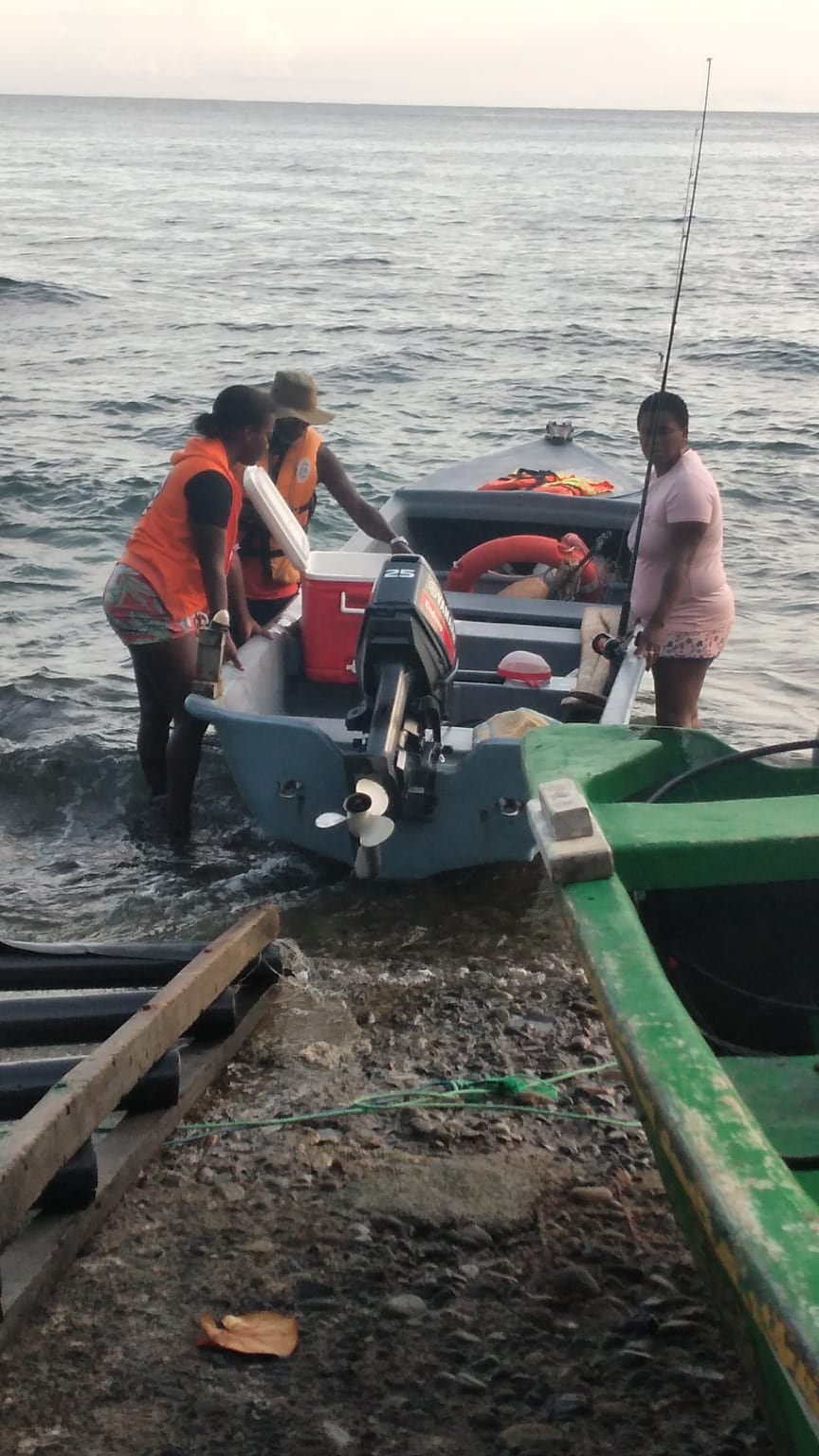 Para ser un pescador artesanal hay que estar enamorado del mar. De eso está completamente segura María Teresa Williams Cole, conocida como Doña Ana en Cahuita en donde tiene más de 50 años de ser pescadora artesanal.