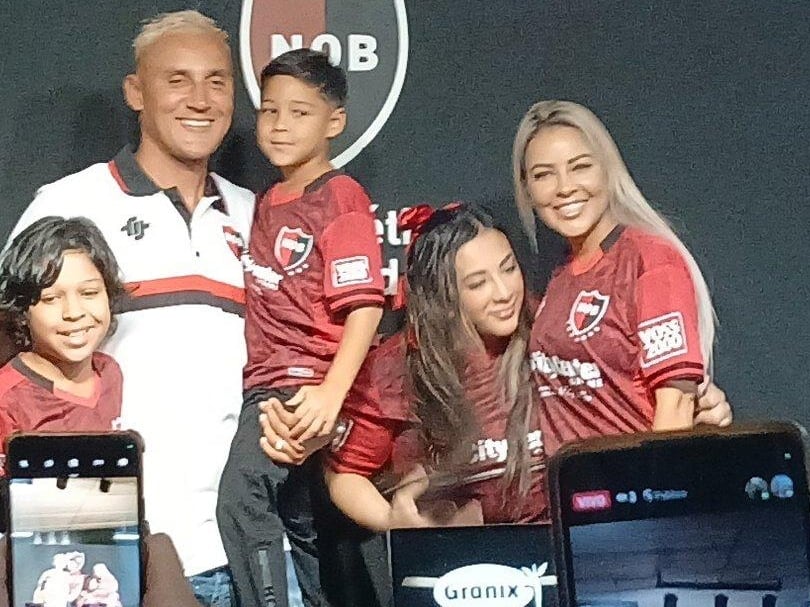 Keylor Navas junto a su familia en la presentación como jugador de Newell's Old Boys.