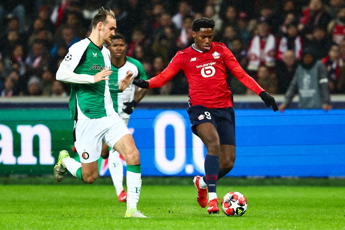 Jeyland Mitchell (al fondo) vivió una noche compleja con el Feyenoord ante el Lille de Francia.