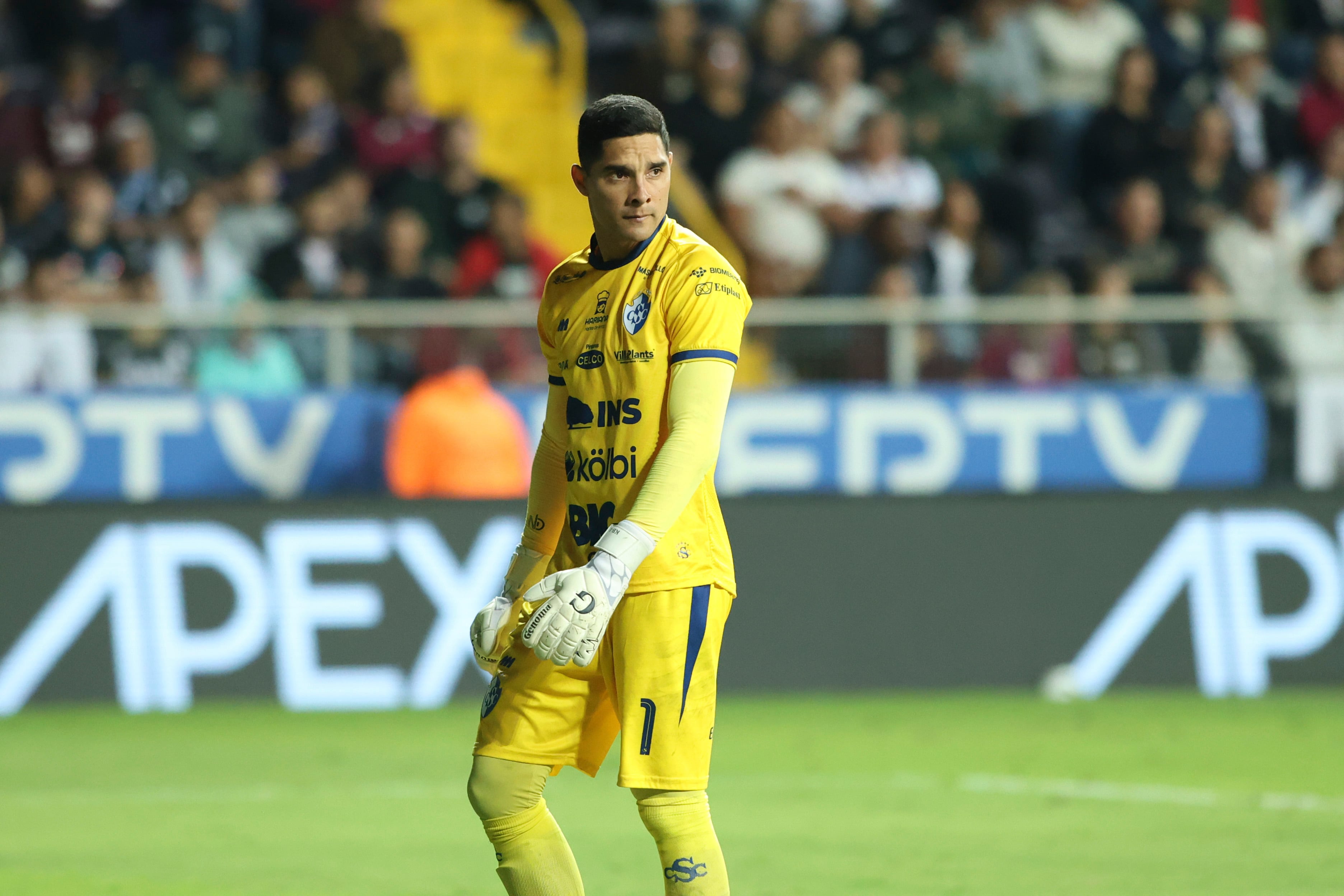 केव्हिन ब्रिसेनोने सप्रिसाविरुद्धच्या सामन्यात कार्टाजेनाचा गोल वाचवला आणि नंतर तो कमी झाला "क्रूसी" जांभळ्या पंख्यांसह