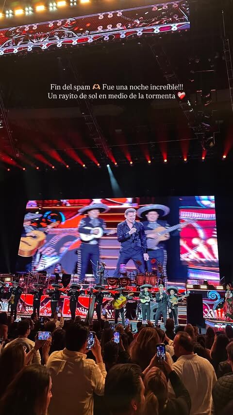 Karina Ramos asistió muy emocionada al concierto de Luis Miguel.