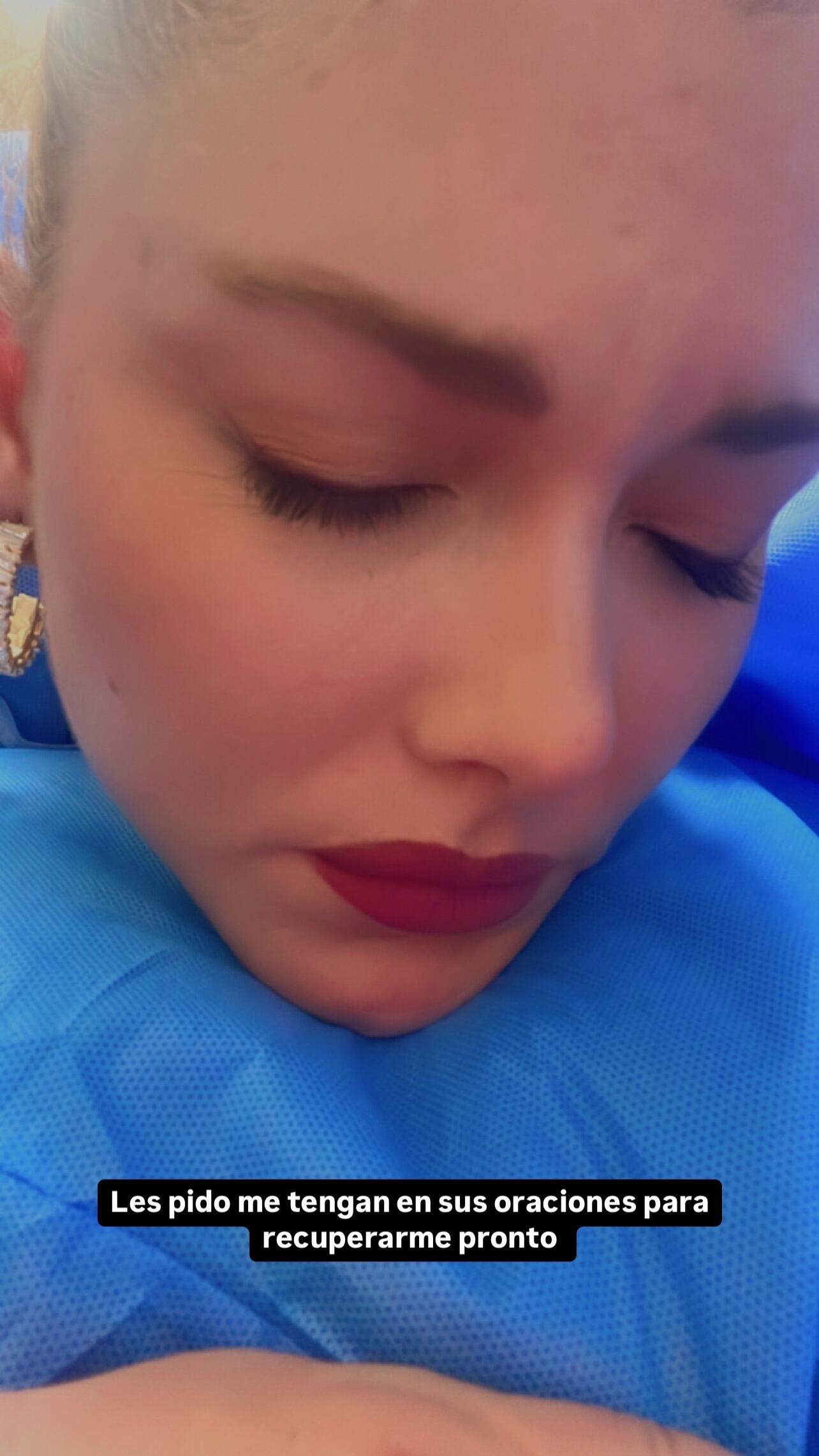 Lisbeth Valverde pide oraciones por ella desde la camilla de un hospital