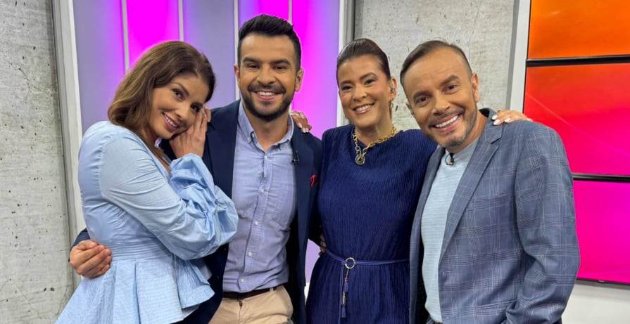 Sergio González y los presentadores de La Revista de canal 8.