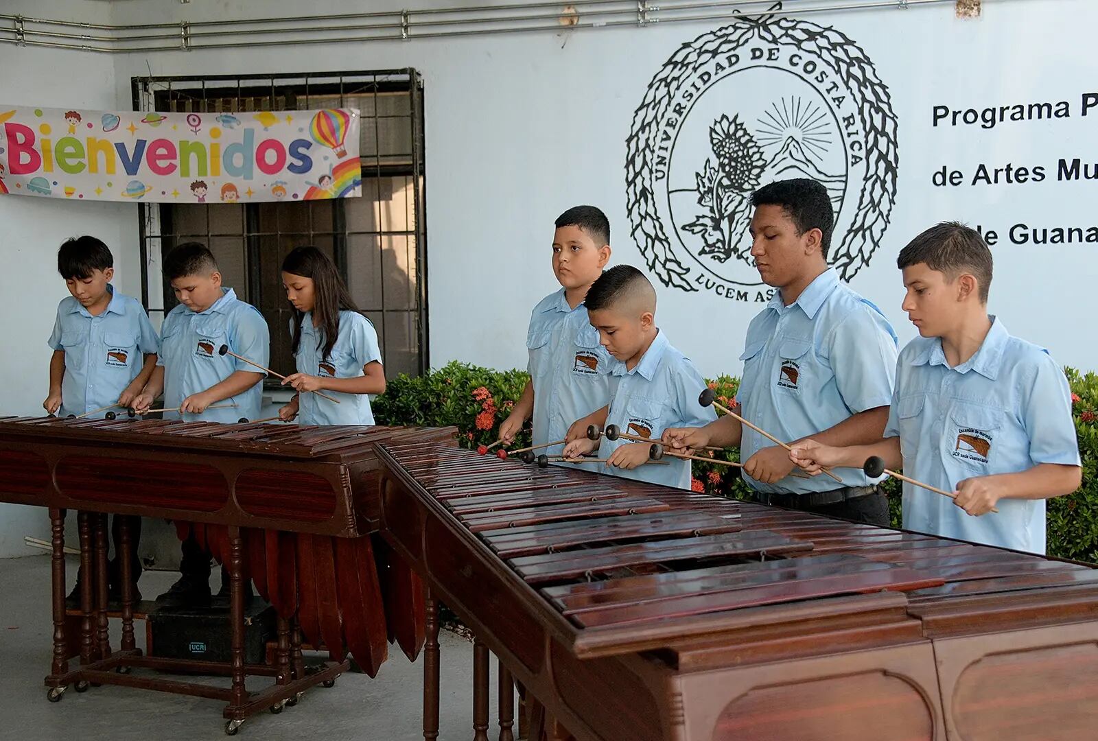 Profesor Raziel Acevedo de la UCR creció escuchando tocar a sus abuelos y ahora dirigirá a Costa Rica en el encuentro más importante del planeta para los marimbistas, el "Mundial de marimbas".