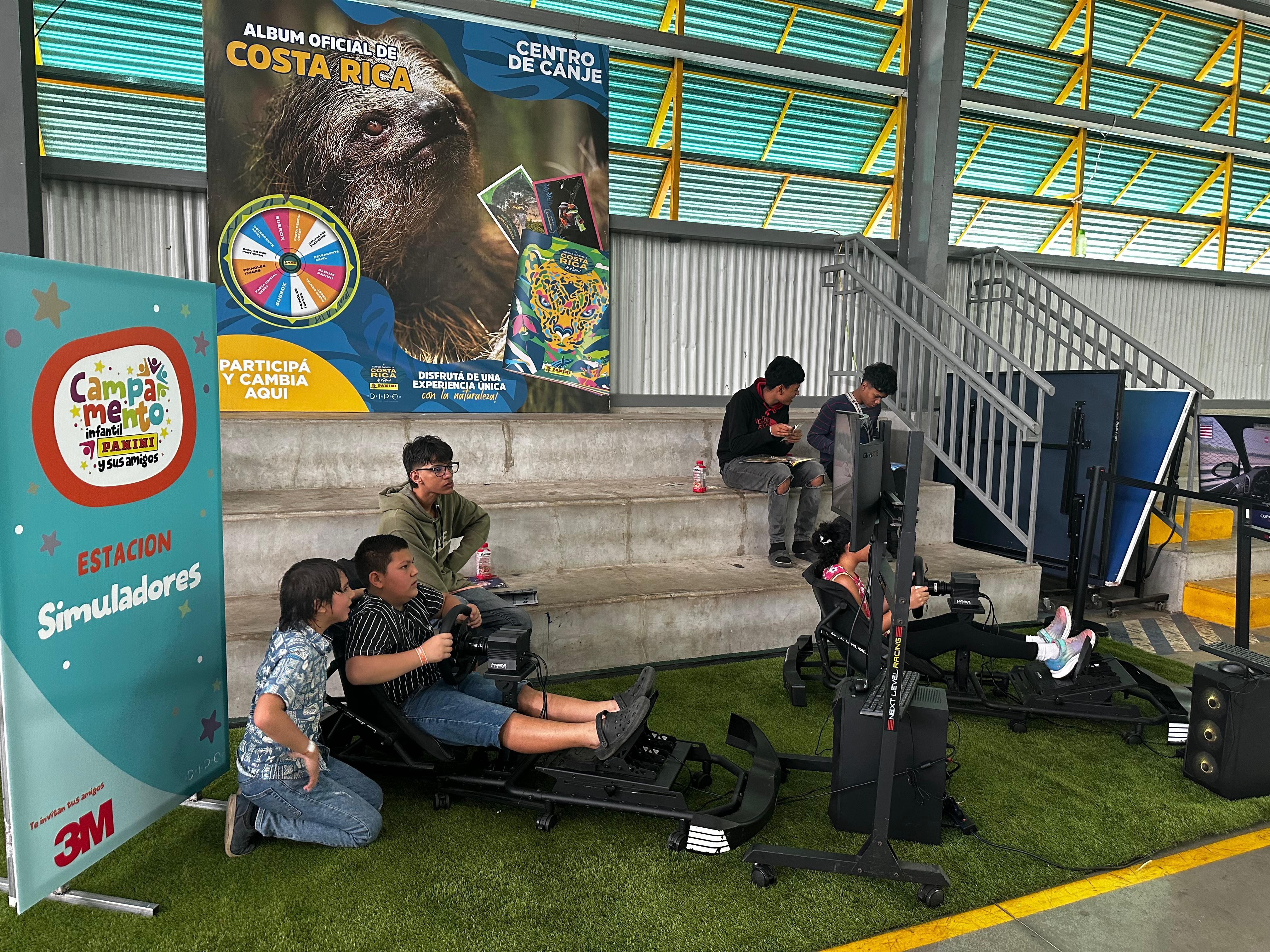 Si los videojuegos es lo de ustedes, también van a poder disfrutar de simuladores de carreras. Foto cortesía de Grupo Dipo.