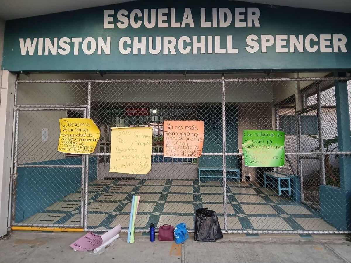 En la Escuela Winston Churchill un grupo de papás se niega a que el hijo de Jaime siga estudiando.
