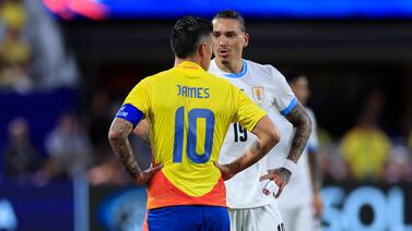 A Darwin Núñez le dieron hasta para llevar en enfrentamiento con afición de Colombia