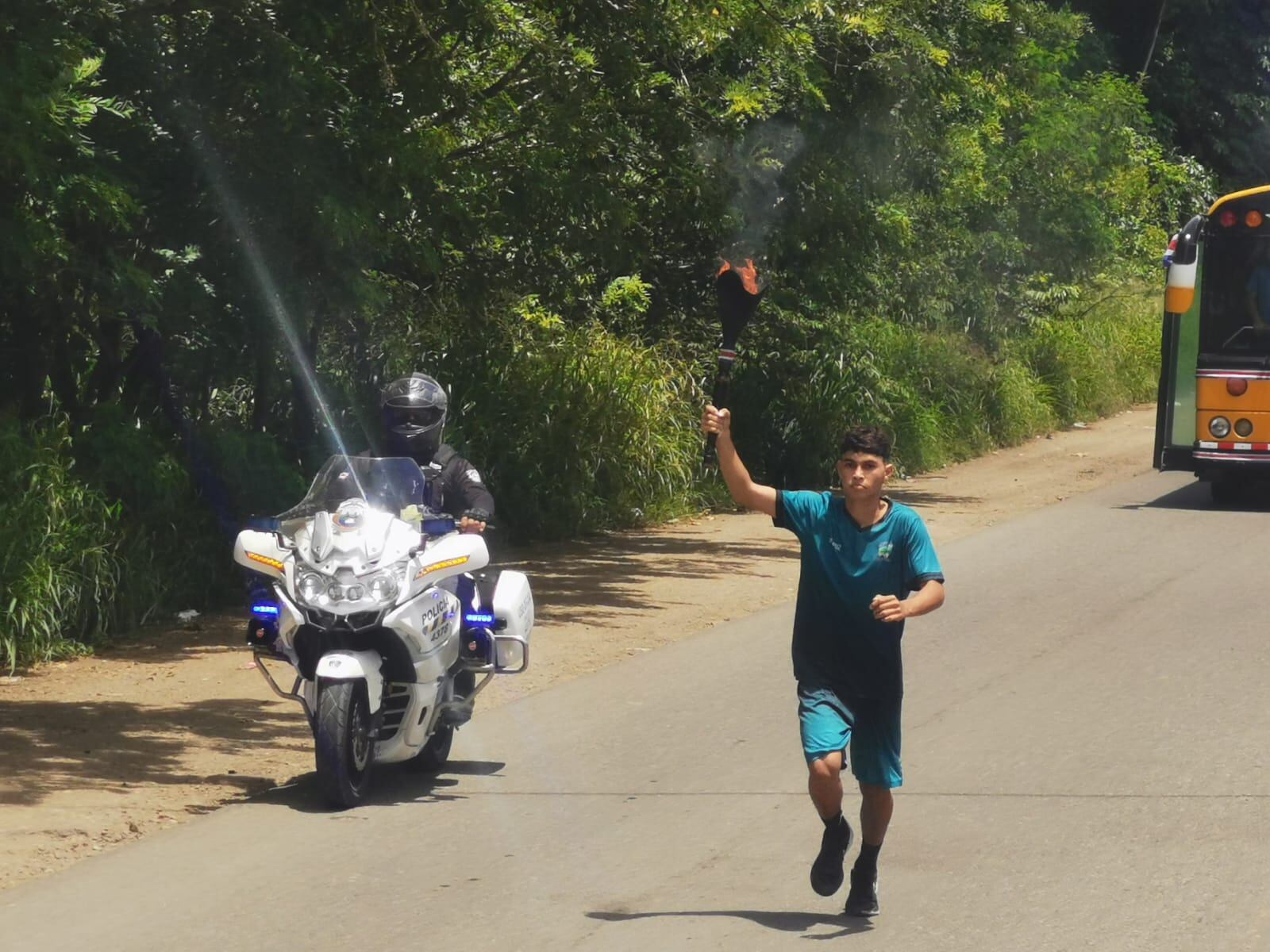 La llama ingresó a territorio nacional en manos de Dubank Ruiz Chávez, estudiante de Décimo Año del Colegio Técnico Profesional de Barrio Irvin, un estudiante destacado en deportes, como baloncesto, voleibol, atletismo, y ganador de la Medalla de Plata en Juegos Nacionales en Beisbol. El fue el primero de aproximadamente 22 mil estudiantes que portarán el fuego en el recorrido principal.