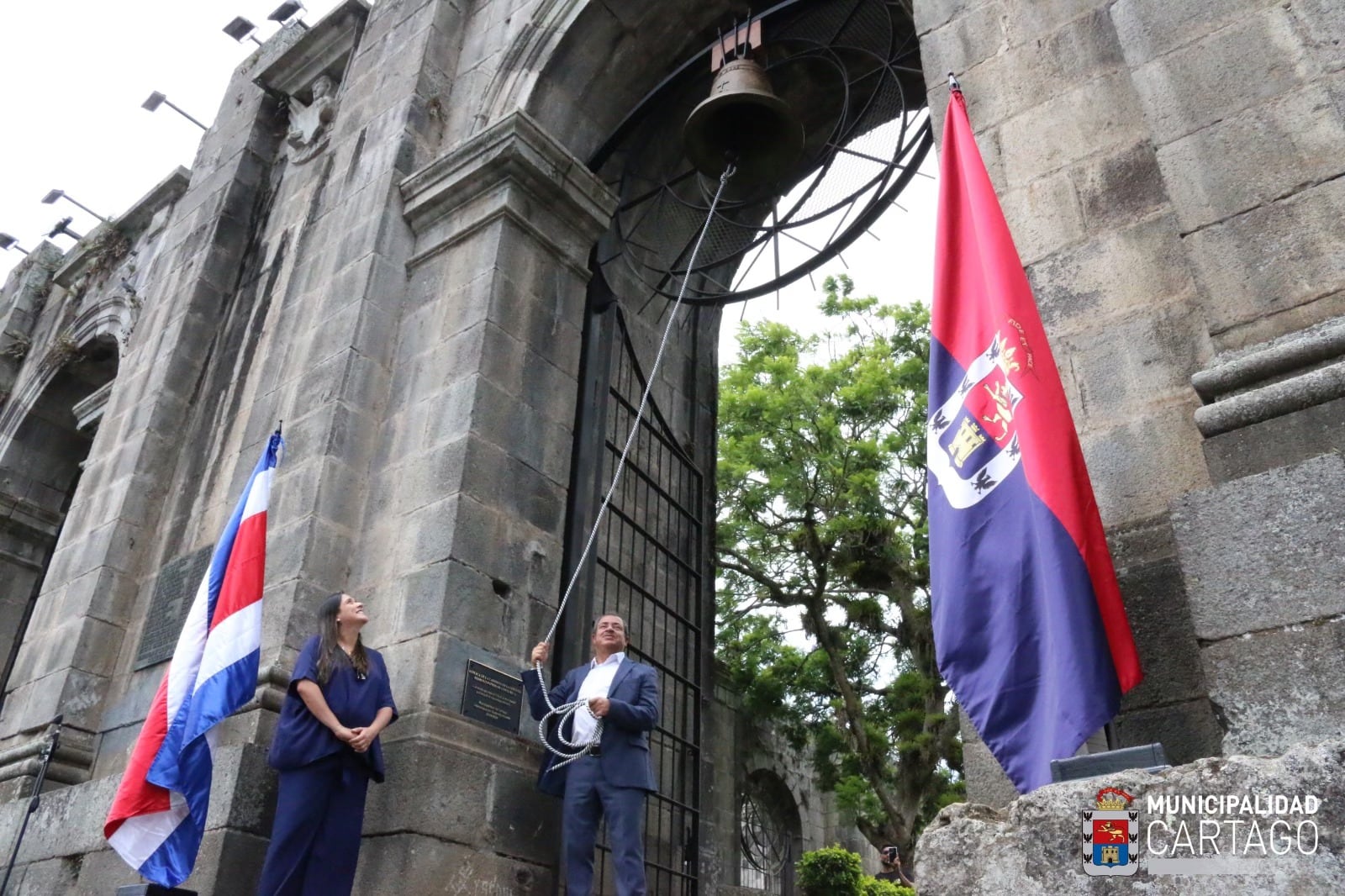 Campana de la Independencia volvió a las Ruinas de Cartago con una réplica exacta de 290 kilos el 7 de mayo del 2026