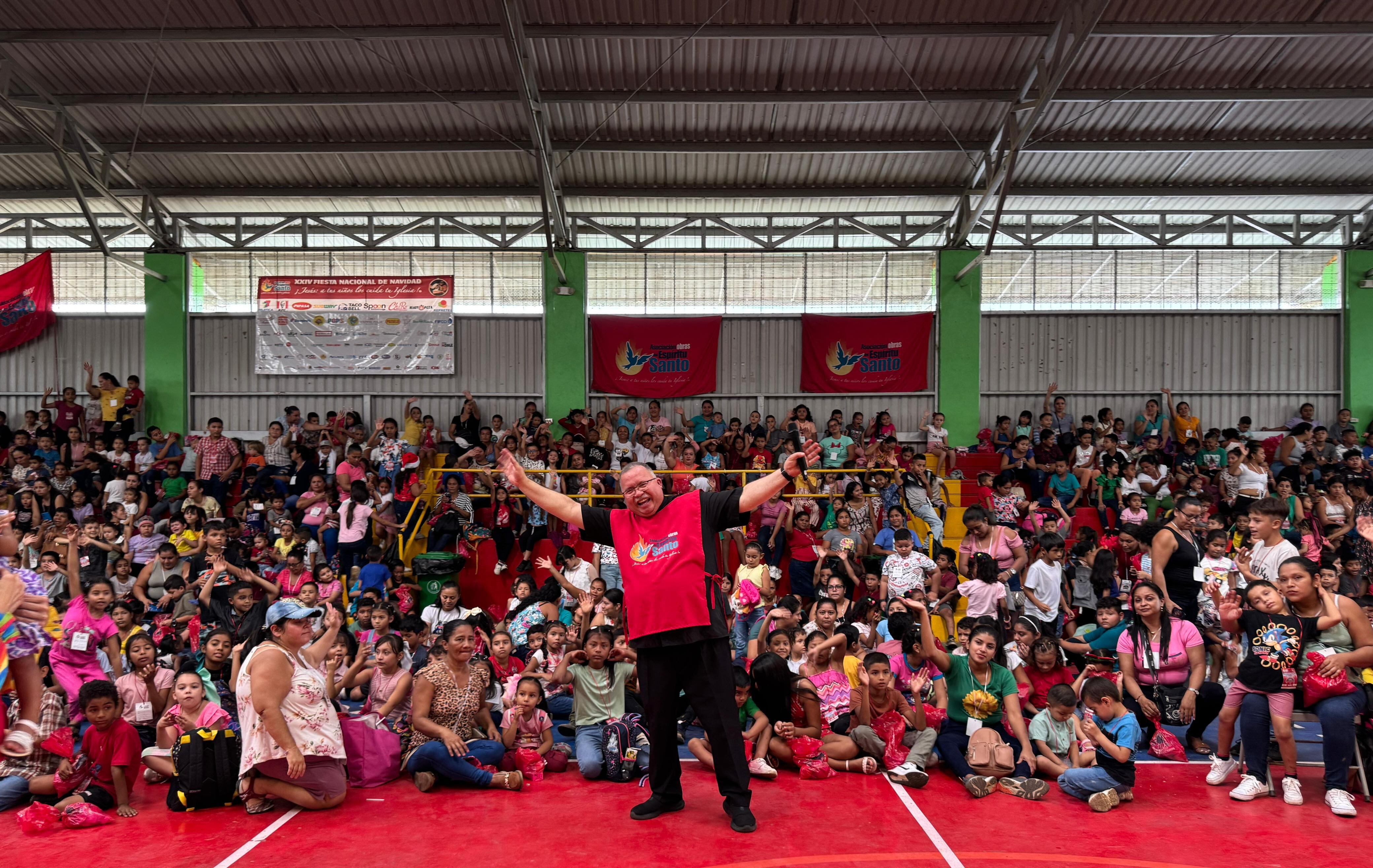 El padre Sergio Valverde, director y fundador de Obras del Espíritu Santo, le cumplió el sueño a un niño de Liberia a puro fútbol. El pasado martes 17 de diciembre fue un día muy especial porque comenzó la edición 24 de la Fiesta Nacional de Navidad ¡Jesús: a tus niños los cuida tu iglesia!, dedicada este año a los pequeñitos afectados por las inundaciones en el país.