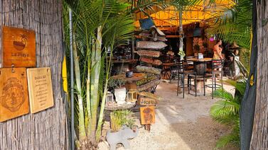 Perro salchicha lo espera en una playa en Santa Ana para darse uno que otro gustito