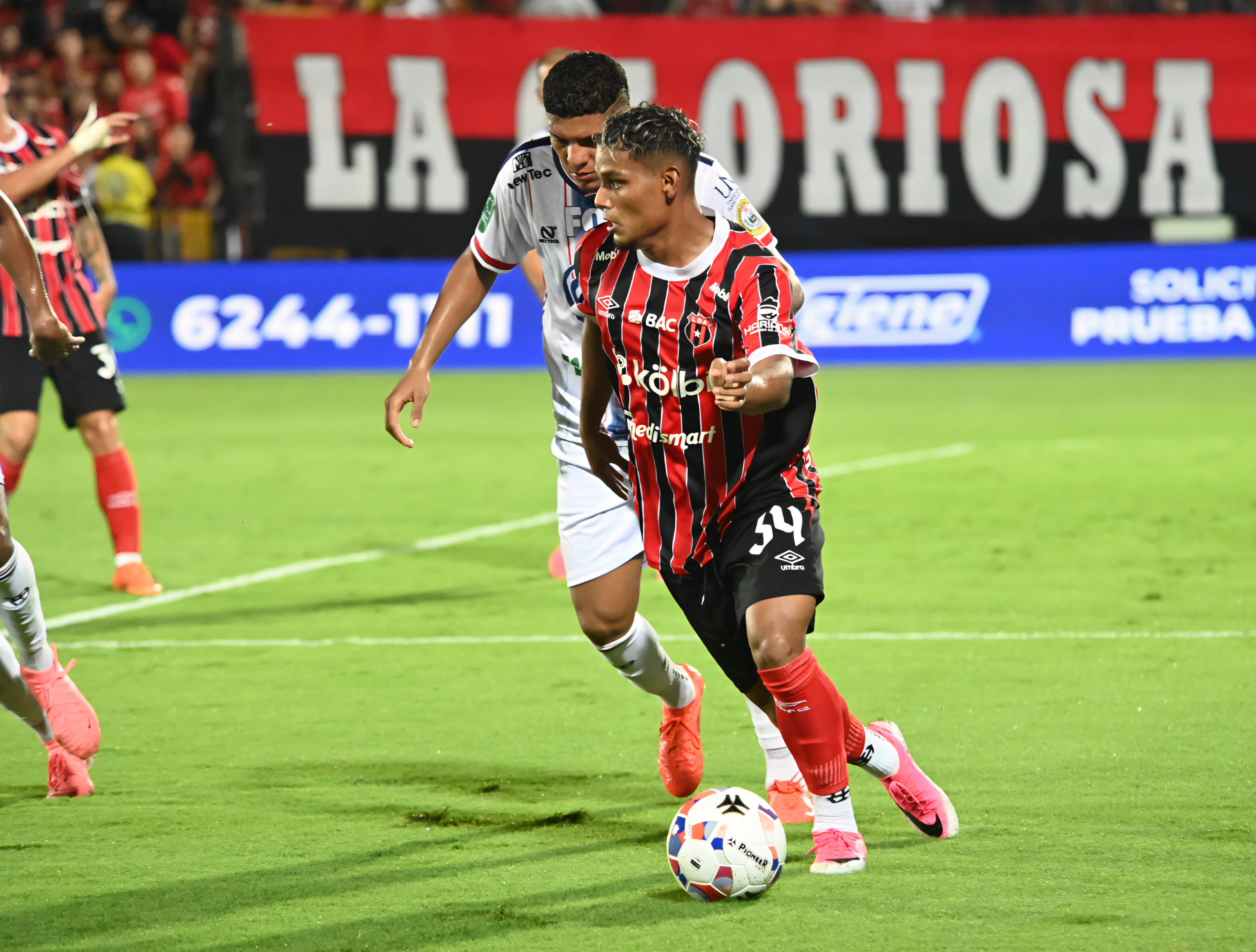 23 de agosto de 2026. Estadio Alejandro Morera Soto. 18:00 hrs. La Liga Deportiva Alajuelense juega contra la Asociación Deportiva San Carlos en partido correspondiente a la jornada 5 del Torneo de Apertura de la Liga Promérica. Otro dato relevante del juego es el retiro oficial del delantero Jonathan McDonald del fútbol. En la foto: Ismael Rescalvo técnico de la liga y Walter Centeno de San Carlos. Retiro del jugador Jonathan Mcdonald. Jugadas relevantes del partido. Foto: Albert Marin