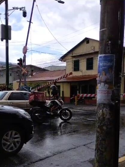 Un par de personas subieron las agujas del tren para pasar en San Pedro.